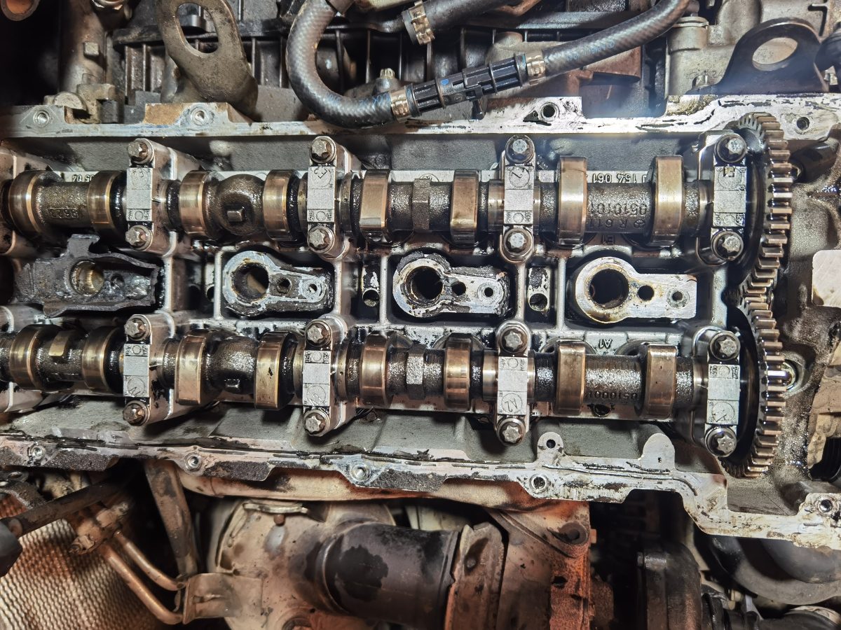 Culasse de moteur ouverte aux arbres à cames