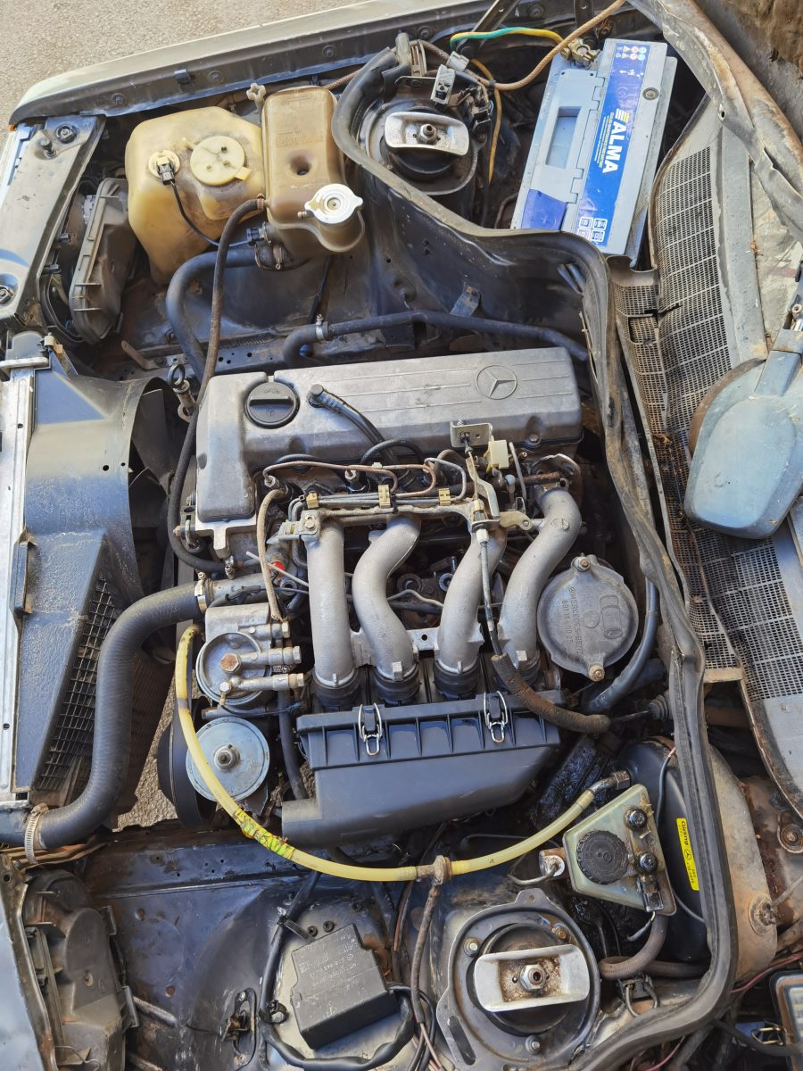 Compartiment moteur ouvert d'une berline ancienne