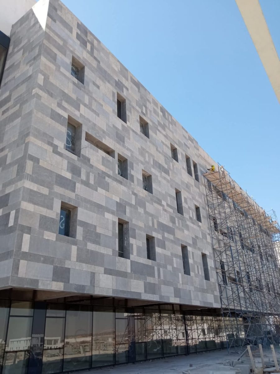 Bâtiment à façade en pierre grise en damier
