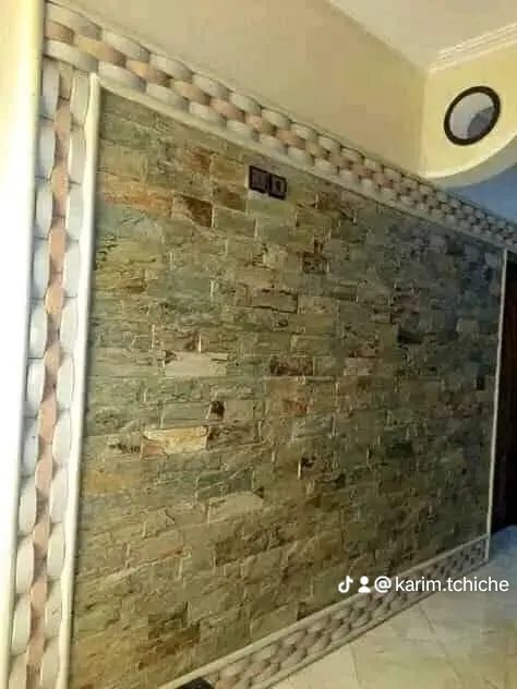 Mur intérieur en parement de pierre à listels