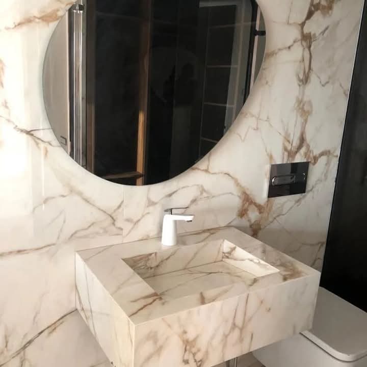 Plan vasque en marbre Calacatta à miroir rond