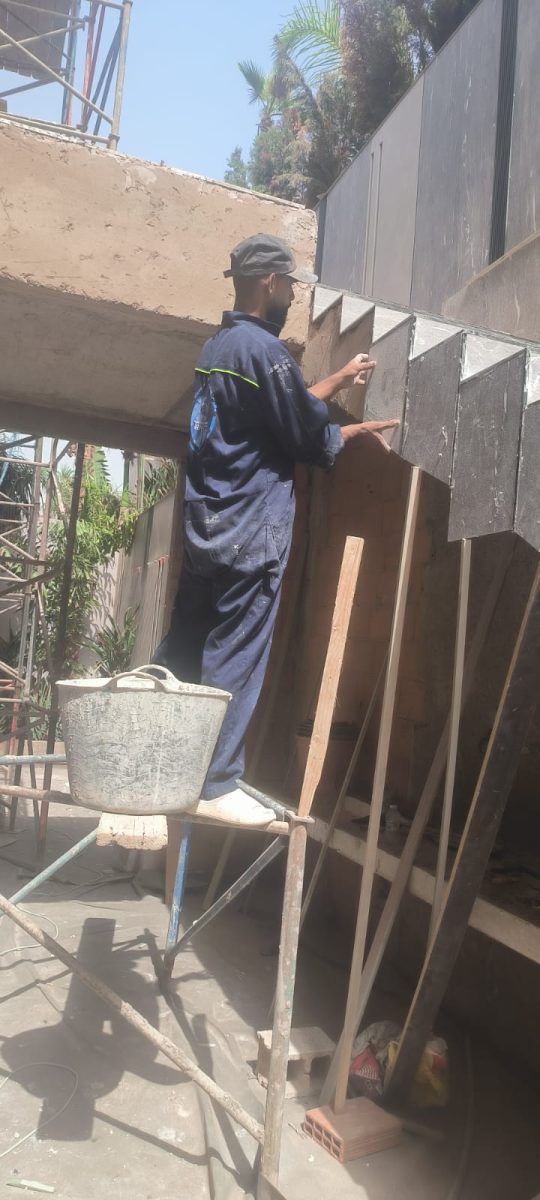 Pose de parement en ardoise sur un mur extérieur