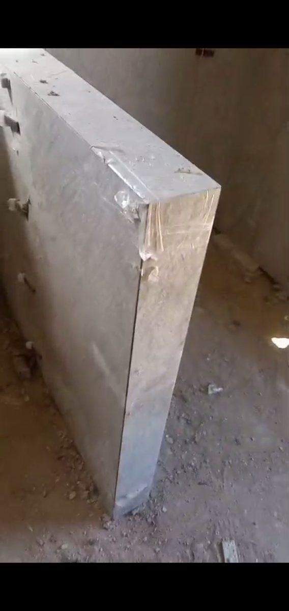 Poteau en cours d'habillage de carrelage