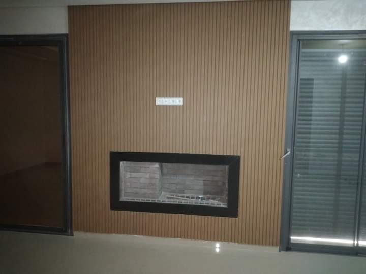 Mur à lattes de bois et niche à parement de brique