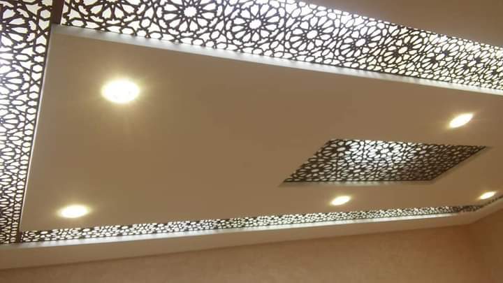 Faux plafond à encadrement de bois ajouré