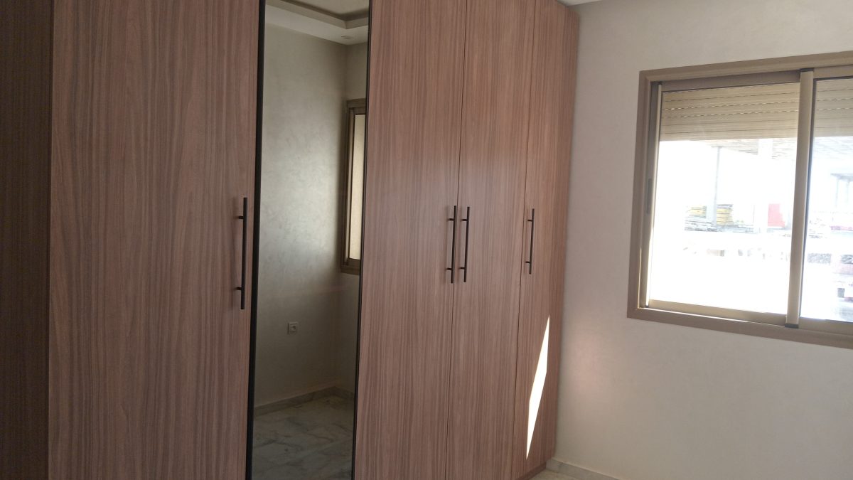 Penderie en décor noyer à vantail miroir