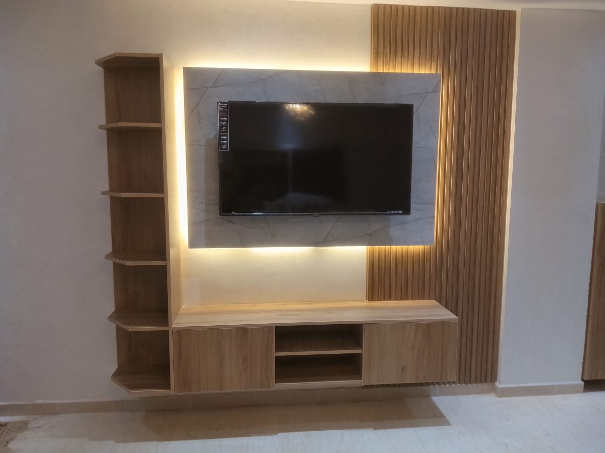 Meuble télé en bois clair à niche effet marbre