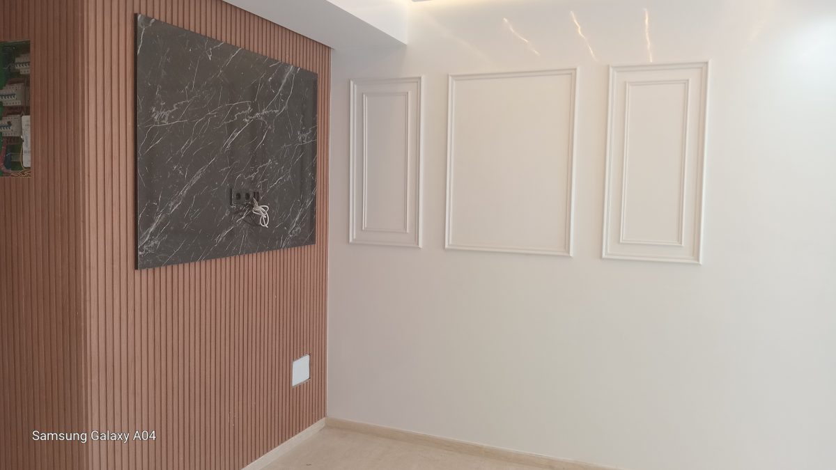 Mur à lattes de bois et panneau effet marbre noir