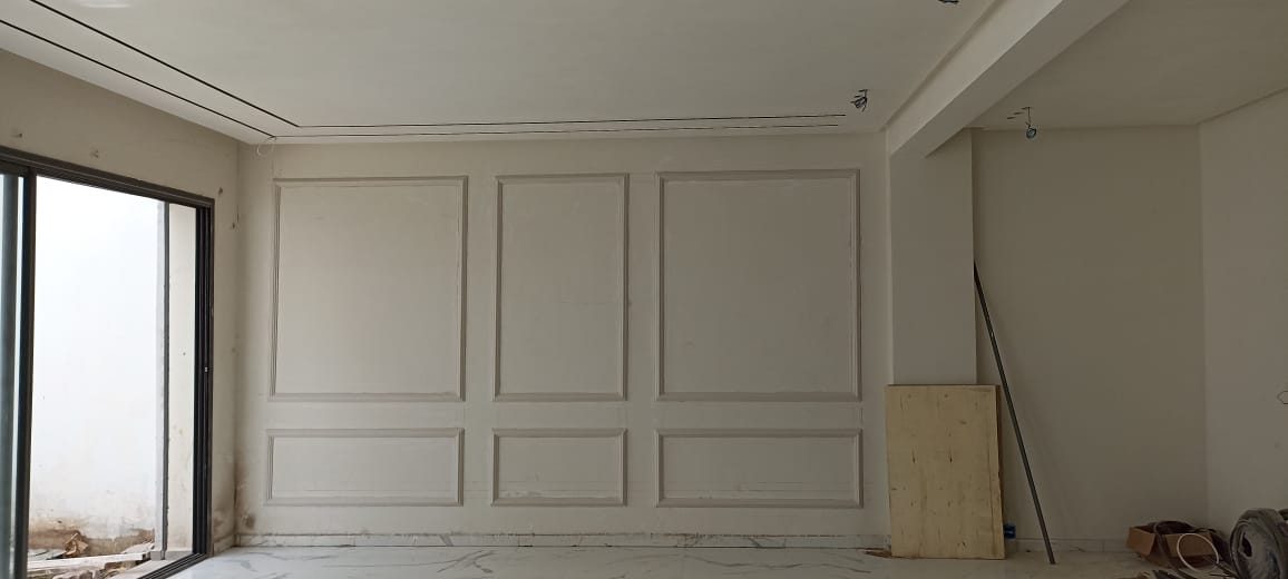 Mur à moulures décoratives en plâtre blanc