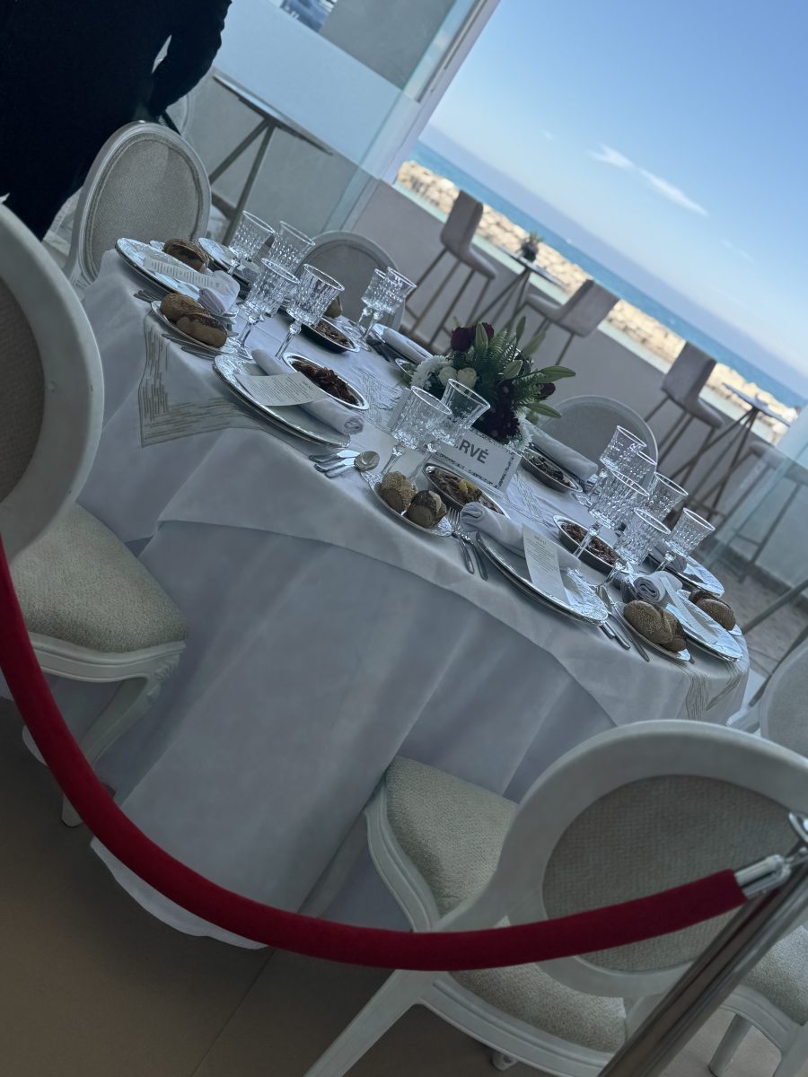 Table de réception dressée en bord de mer