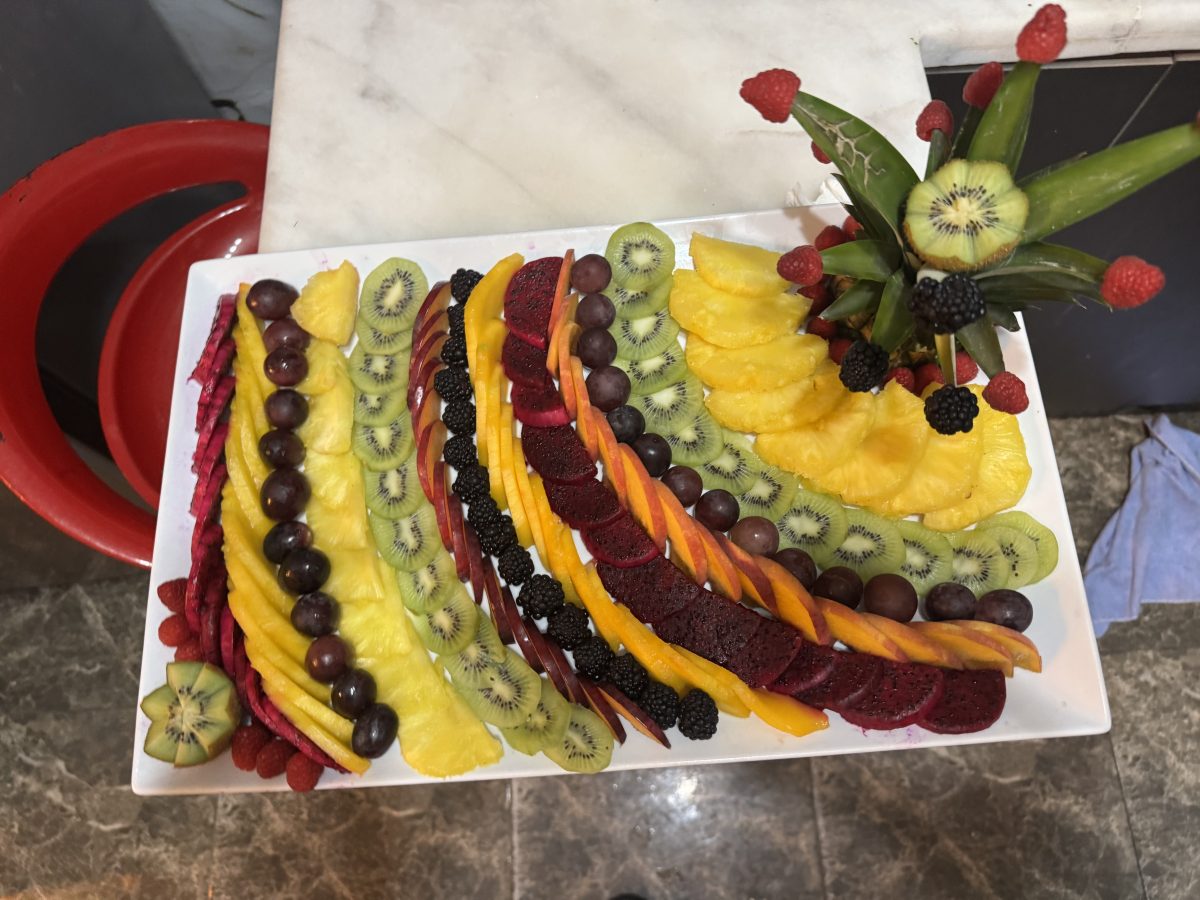 Plateau de fruits frais tranchés en dégradé