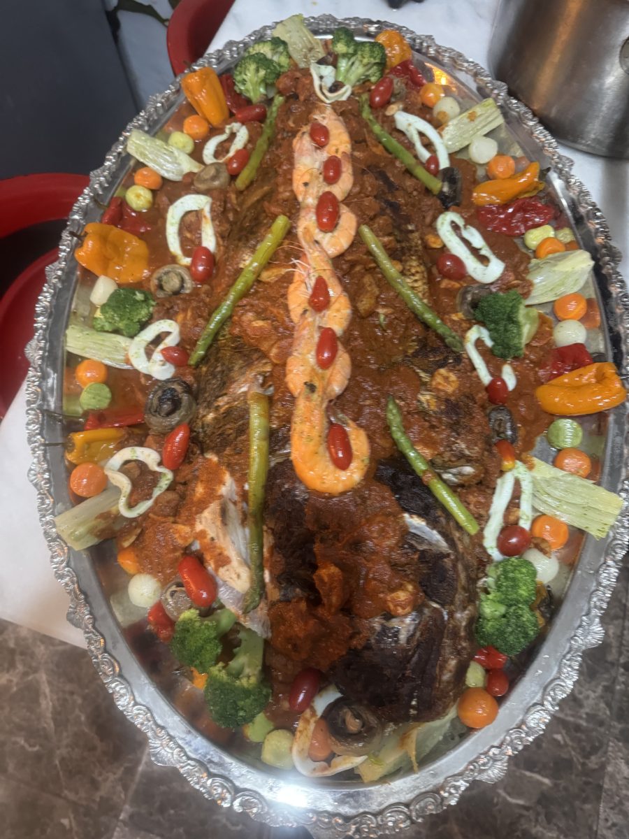 Poisson entier à la chermoula garni de légumes