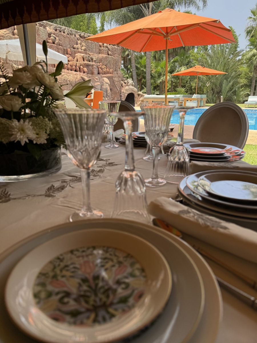 Table de réception dressée en terrasse au bord d'une piscine