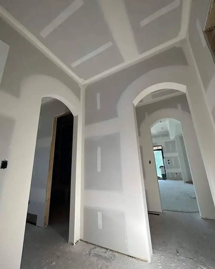 Pièce en plaques de plâtre à joints enduits