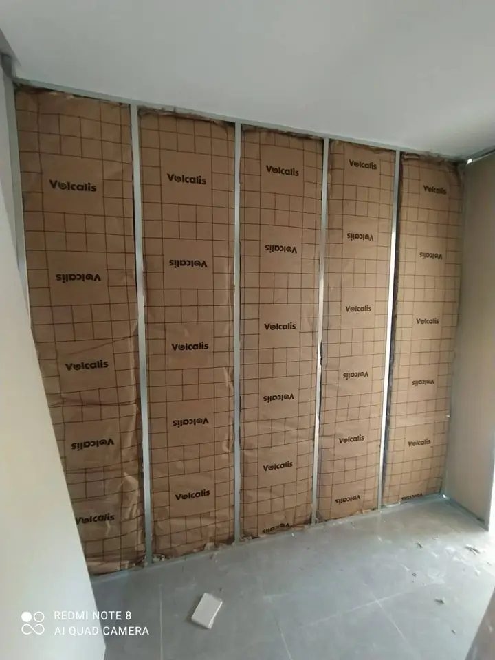 Doublage de mur à panneaux isolants sous pare-vapeur