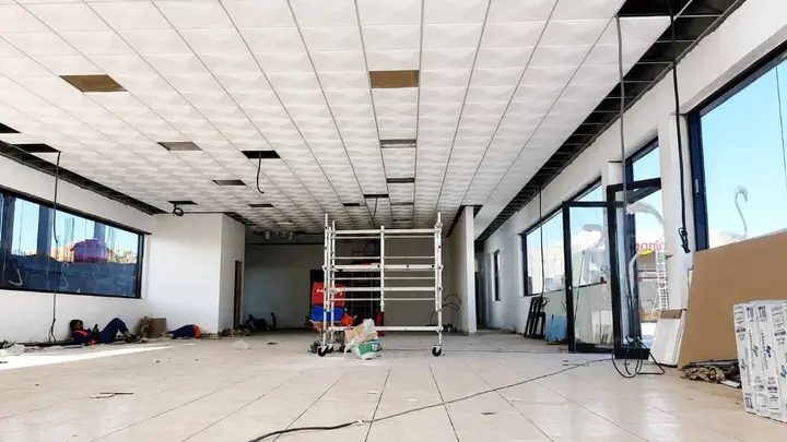 Local commercial en travaux à faux plafond à dalles