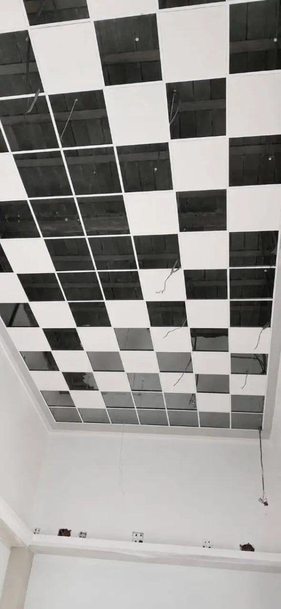Faux plafond à dalles en damier noir et blanc