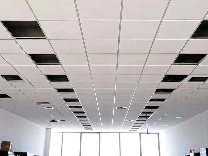 Faux plafond à dalles démontables de bureau
