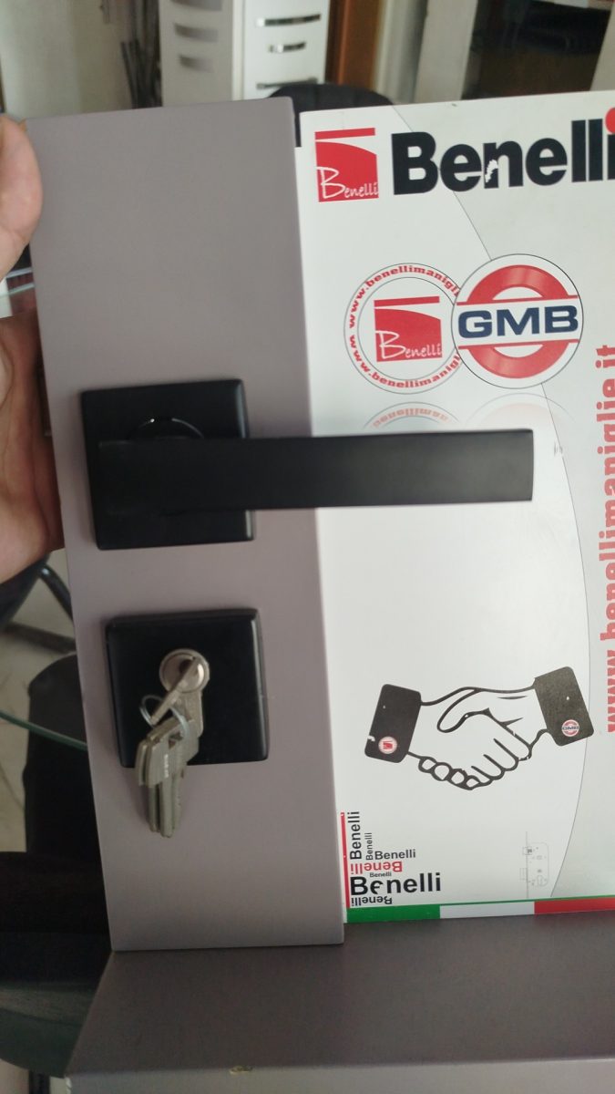 Poignée de porte carrée noire et cylindre à clés