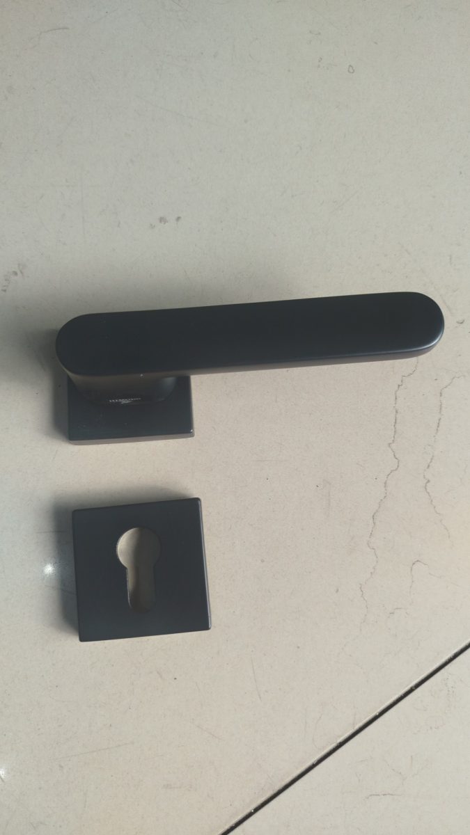Poignée de porte noire mate et rosace carrée