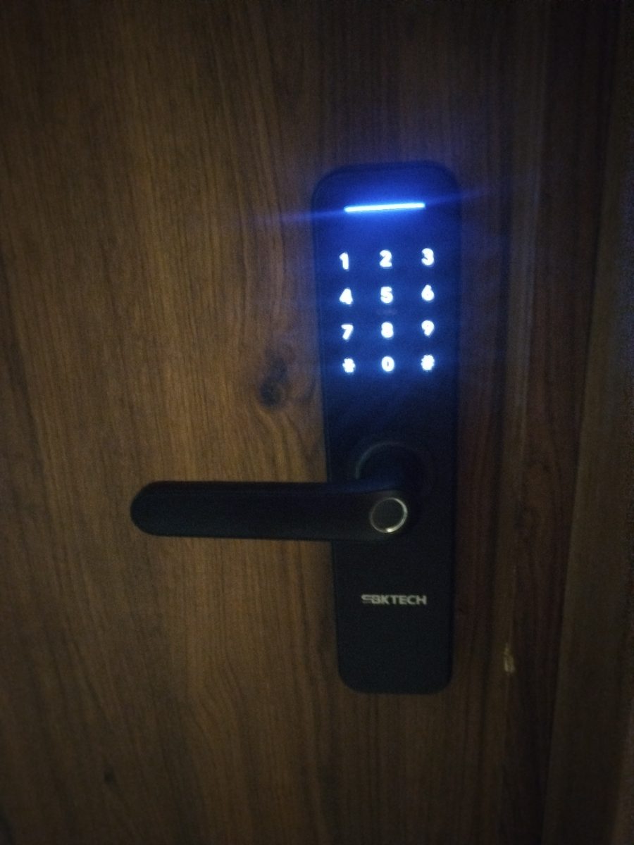 Serrure connectée à clavier et lecteur d'empreinte