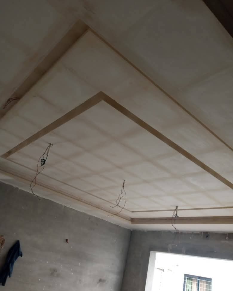 Faux plafond en plâtre à double caisson en chevron