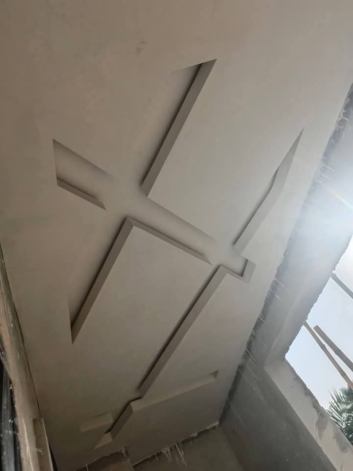 Faux plafond en plâtre à motif géométrique