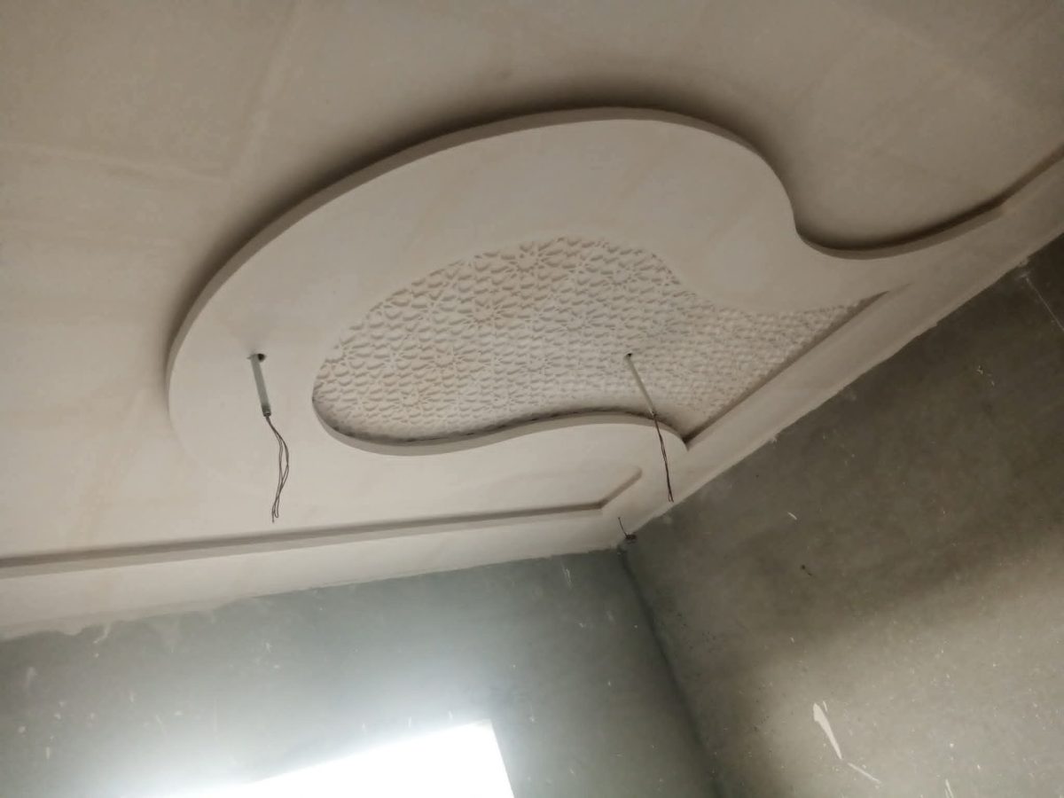 Faux plafond en plâtre à forme ondulée ajourée