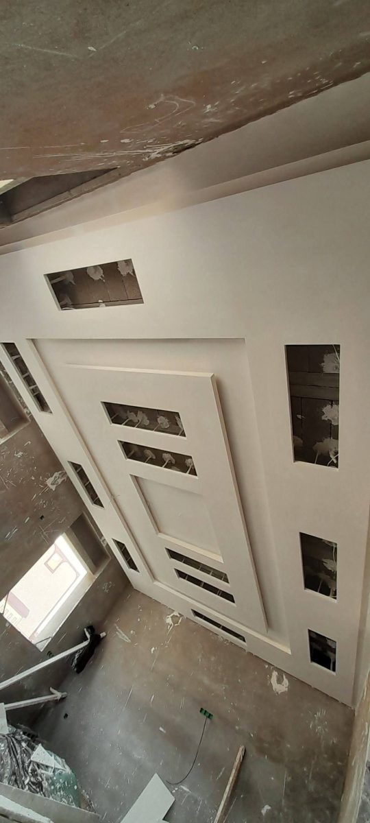 Mur télé en plâtre à niches et bandes décoratives
