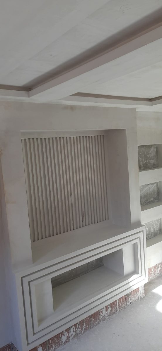 Mur télé en plâtre à niche cannelée
