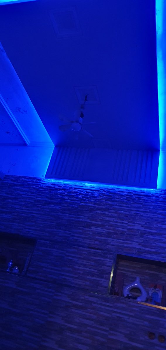 Mur en parement de pierre sous éclairage LED bleu