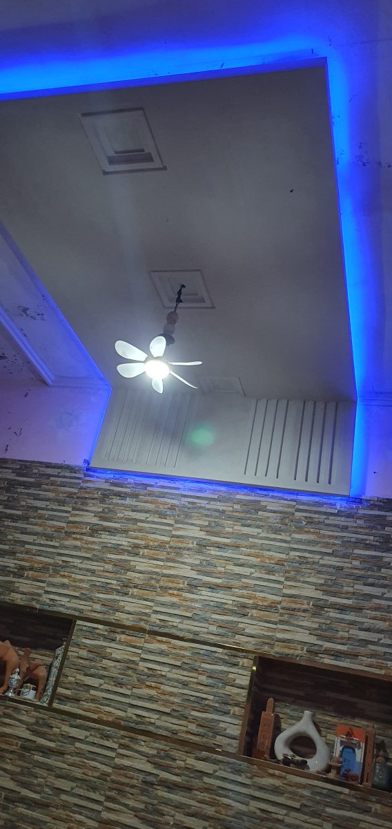 Faux plafond rétroéclairé bleu et mur en pierre