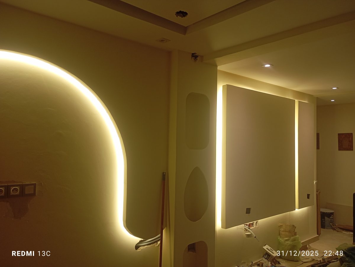 Mur décoratif en placo à formes courbes rétroéclairées