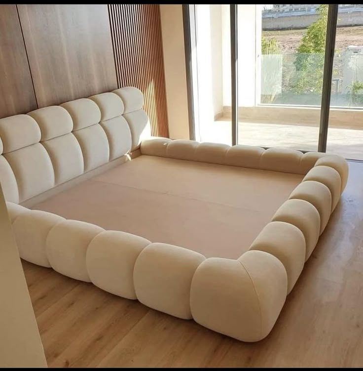 Banquette-lit en velours écru à gros capitons