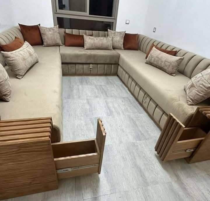 Salon marocain en U en velours beige à accoudoirs bois