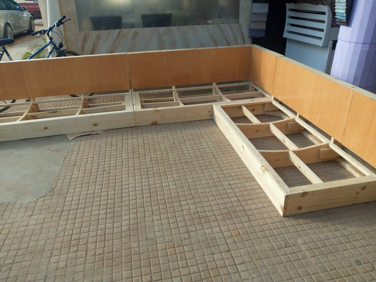 Banquette d'angle en structure bois en fabrication