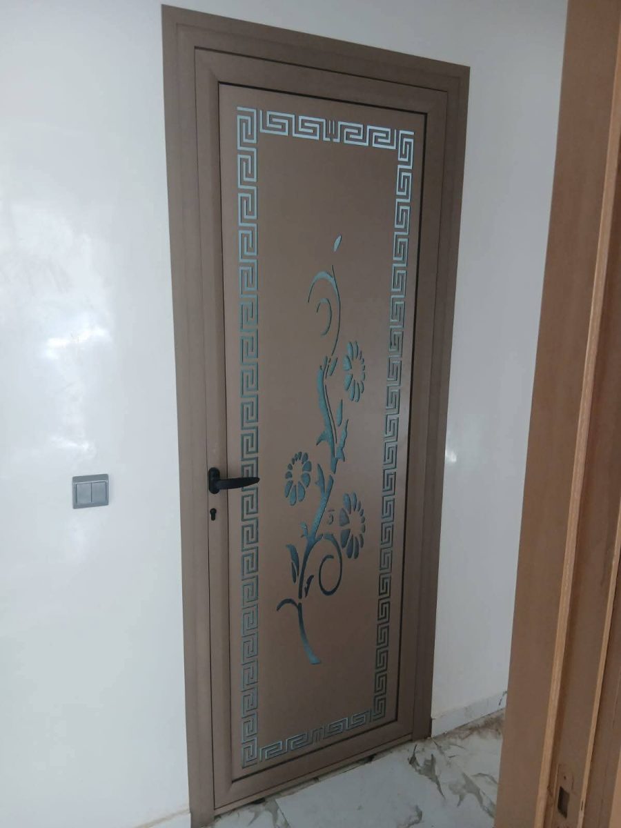 Porte intérieure en aluminium à décor sablé