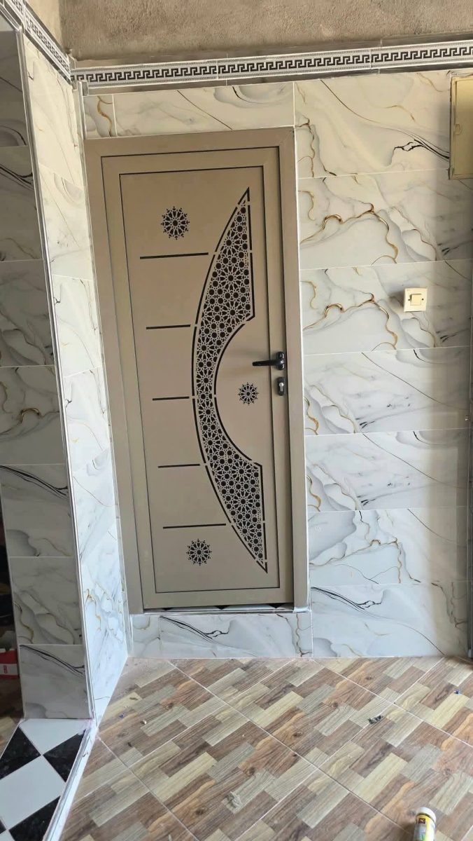 Porte intérieure en aluminium à panneau découpé