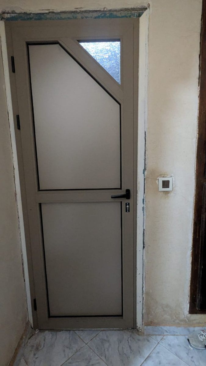 Porte intérieure en aluminium taupe à imposte vitrée