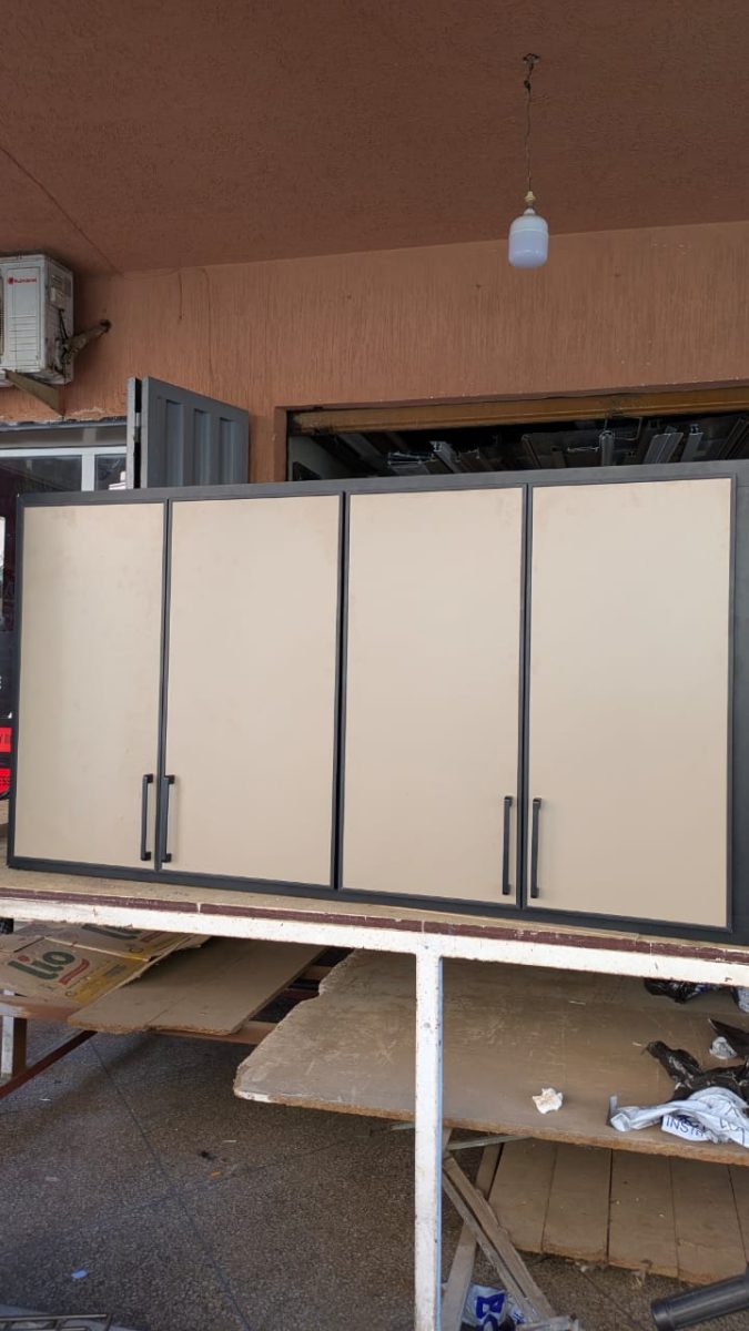 Meuble haut de cuisine laqué beige à cadre alu noir