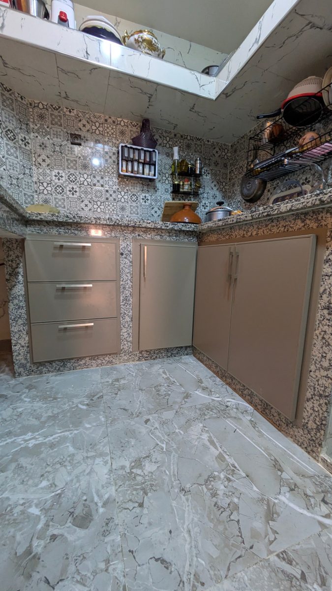 Cuisine en U laquée taupe à crédence carreaux ciment
