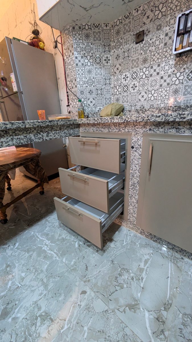 Cuisine laquée taupe à plan en granit et crédence