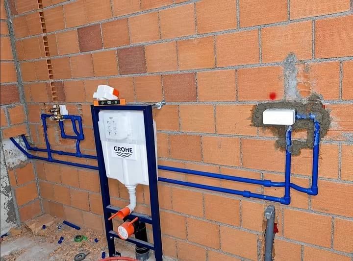 Cabinet de WC à bâti-support et tubes apparents
