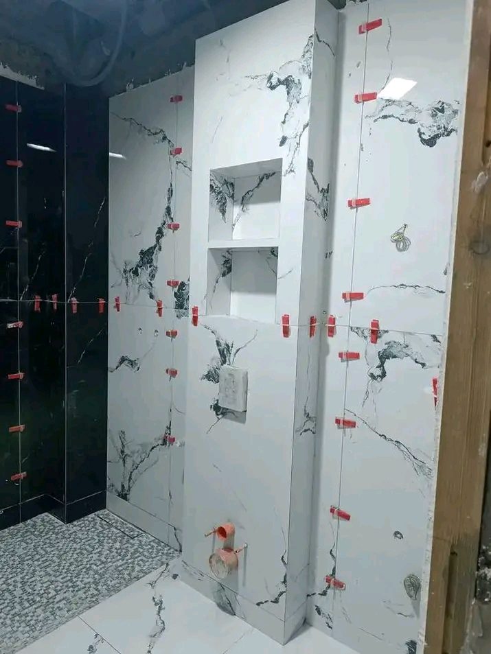 Salle de bain en pose effet marbre blanc et noir