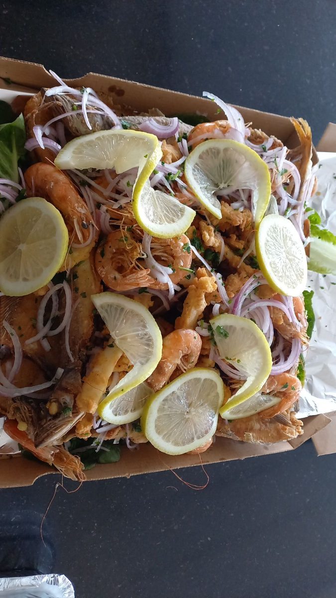 Plateau de fruits de mer frits à l'oignon et citron