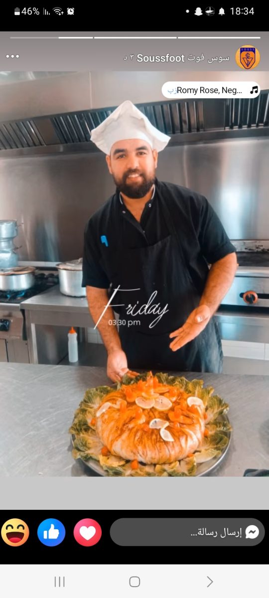 Présentation d'un plat de poisson en cuisine professionnelle