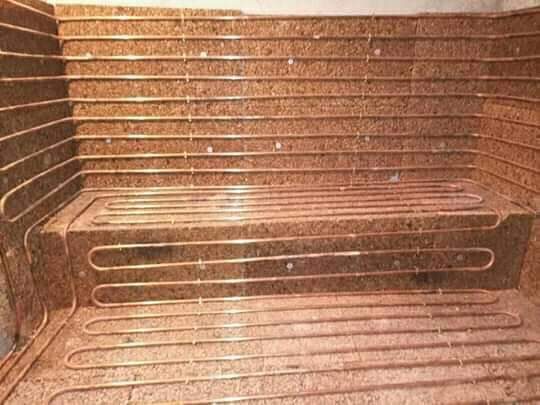 Plancher chauffant en tubes de cuivre en serpentin