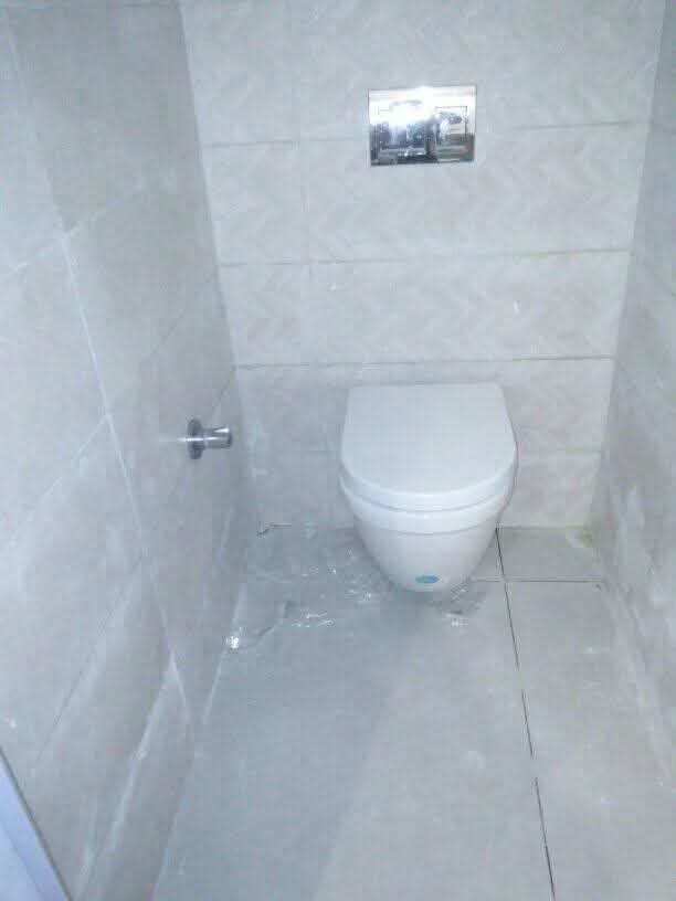 WC suspendu dans un cabinet effet marbre clair