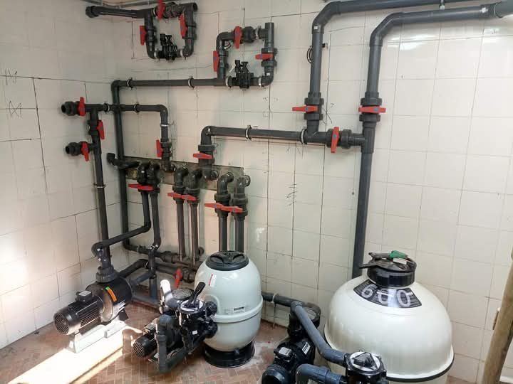 Local technique de piscine à filtres et pompes