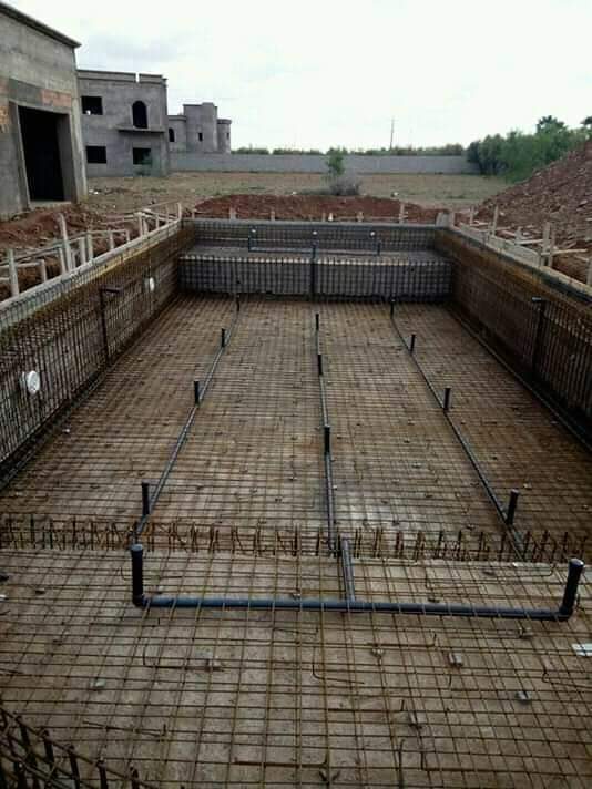 Piscine en construction ferraillée à canalisations